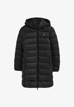 Zwarte doorgestikte lange donsjas met capuchon, voorrits, zijzakken en klein logo op de linkerborst, getoond tegen een witte achtergrond.