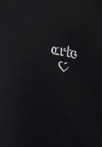Maglietta nera con testo ricamato bianco "art-e" accompagnato da un simbolo a forma di cuore. Realizzata in morbido tessuto, con una vestibilità rilassata e un design minimal.