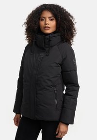 Giacca a vento nera con colletto alto, tasche con cerniera e coulisse regolabili. Presenta un design trapuntato e una texture morbida.