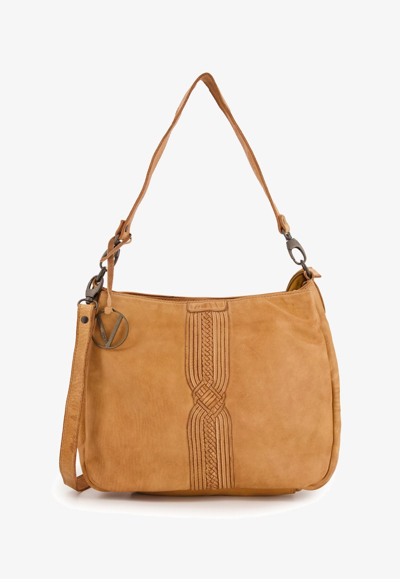 Tasche aus braunem Leder mit geflochtenen Details auf der Vorderseite, silbernen Hardware-Akzenten und einem abnehmbaren Gurt für eine verstellbare Länge.