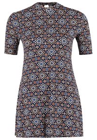 Šaty s krátkým rukávem v námořnické modři s barevným květinovým a geometrickým vzorem, s vysokým výstřihem a volným střihem.