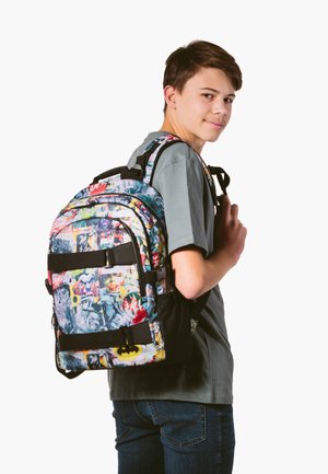 Zaino multicolore con motivi grafici a fumetto, dettagli neri, spallacci ergonomici e logo di Batman sul davanti.