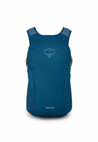 Mochila azul con una tela suave y duradera, bolsillo frontal, logo de Osprey y correas de hombro de malla para mayor transpirabilidad. Diseño liviano.