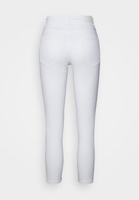 Vero Moda Petite Vaqueros pitillo - white