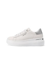 Sneakers platform in pelle bianca con dettaglio argento sul tallone. Presentano un design con lacci e una suola ammortizzata per il comfort.
