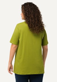 Ulla Popken CARREE-AUSSCHNITT - T-shirt basic - apple green