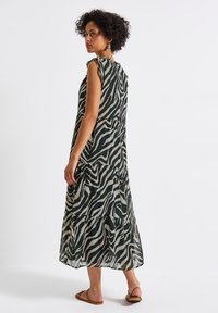 Street One MIT VOLANTS - Denní šaty - grün