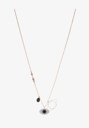 Collar de oro rosa con un diseño central de ojo con piedras preciosas azules y transparentes, dos acentos adicionales de piedra azul y una cadena delicada.