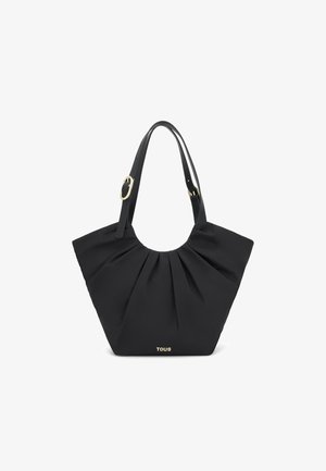 Borsa nera plissettata con due tracolle regolabili e fibbie dorate, con il nome del marchio "TOUS" in lettere dorate sulla parte anteriore.