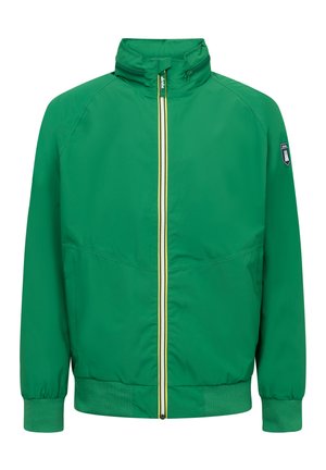 Grüne Windjacke mit Reißverschluss, hohem Kragen, elastischen Bündchen und einem kontrastierenden gelben Reißverschluss. Mit einem Logo-Patch am Ärmel.