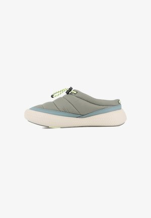 Zapato gris acolchado tipo slip-on con un acento azul claro y suela blanca texturizada; cuenta con un sistema de cordones verde para un ajuste ajustable.