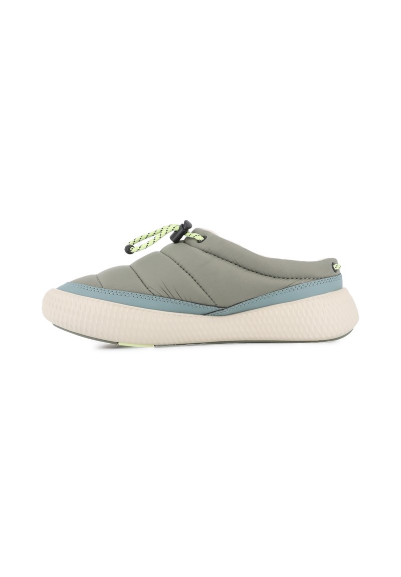 Šedá polstrovaná slip-on obuv s světle modrým akcentem a texturovanou bílou podrážkou; obsahuje zelený systém šněrování pro nastavitelnou velikost.