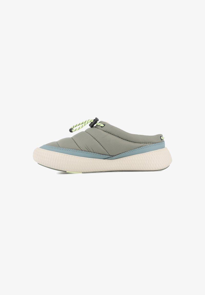 Šedá polstrovaná slip-on obuv s světle modrým akcentem a texturovanou bílou podrážkou; obsahuje zelený systém šněrování pro nastavitelnou velikost.