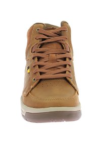 Zapatilla alta de cuero marrón con cuello acolchado, parte delantera con cordones, punta perforada y suela de goma. Presenta un pequeño acento amarillo y verde.