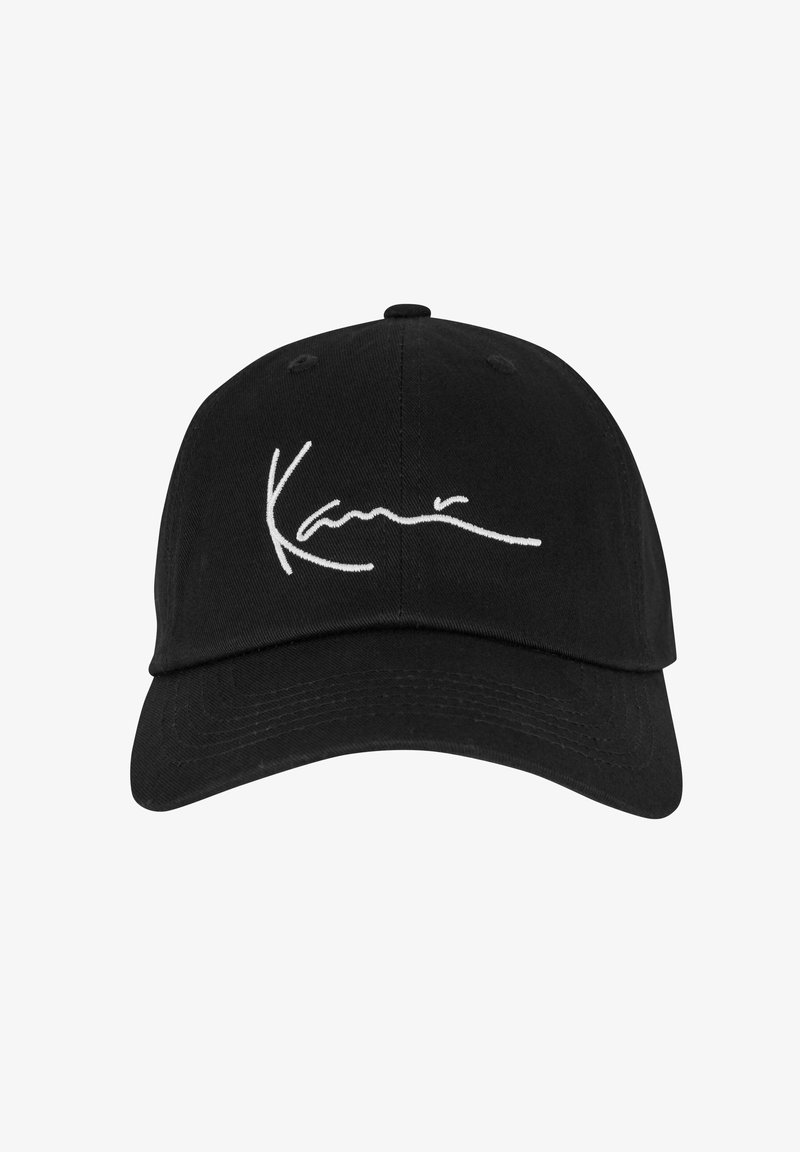 Casquette de baseball noire en coton, avec un logo signature brodé blanc à l'avant. Visière courbée et design à six panneaux.