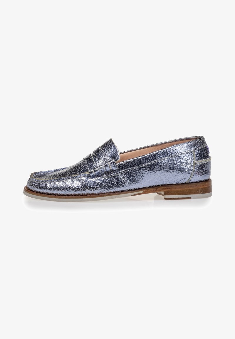 Mocassin pour homme en cuir texturé argent métallique avec bride à monnaie, intérieur beige, semelle en bois et semelle extérieure en caoutchouc beige, vue latérale sur fond blanc.