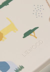 Färggård tryckt mönster på en vit yta som innehåller djur och växter; inkluderar ett grönt träd, en gul lejon och en blå form. Pr präglat "LIEWOOD."