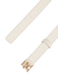 Cinturón de cuero blanco con hebilla geométrica dorada. Presenta una textura suave y múltiples agujeros de ajuste a lo largo de la correa.