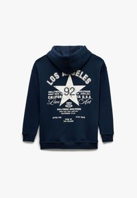 Granatowy sweatshirt z kapturem z białym wzorem w gwiazdę oraz napisem "LOS ANGELES" i "92" na plecach, z prążkowanymi mankietami i dołem.