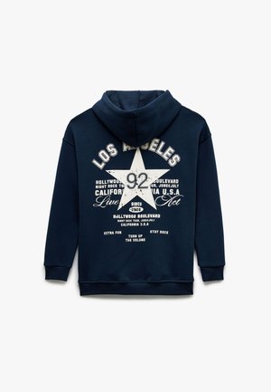 Marineblaues Sweatshirt mit Kapuze, das ein weißes Stern-Design und Text, darunter "LOS ANGELES" und "92," auf der Rückseite zeigt, mit gerippten Bündchen und Saum.