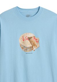 Lyseblå bomulds T-shirt med grafik af en småkage med farverige krymmel og ordet "VANS" i rødt. Blød tekstur, almindelig pasform.
