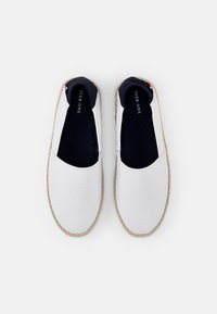 Hvit kanvas espadriller med marineblå såle, juteinnpakning, rund tå og minimalt med sømdetaljer. Enkel og lett design.