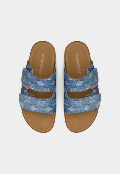 Sandales marron à bout ouvert avec deux brides en denim réglables présentant un motif subtil et des étiquettes rouges du logo DSQUARED2.