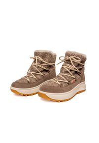 Brązowe zamszowe i dziane buty z beżowymi sznurówkami, futrzanym wnętrzem oraz grubą białą podeszwą z teksturowaną gumową podeszwą dla lepszej przyczepności.