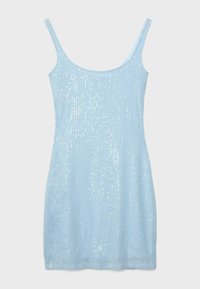 Robe mini bleu clair sans manches avec fines bretelles et ornée de paillettes brillantes sur toute la surface.