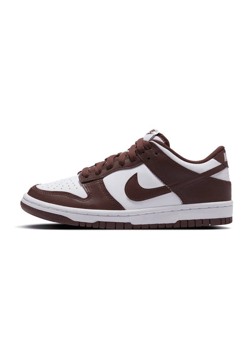Smeđe i bijele kožne tenisice s niskim dizajnom, koje imaju perforirani prednji dio, kontrastni color swoosh i teksturiranu gumenu podlogu.
