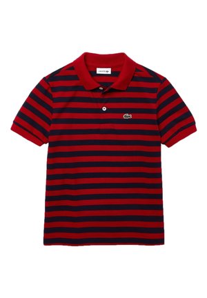 Polo shirt à manches courtes rayé horizontal rouge et bleu marine, avec col et deux boutons, arborant un petit logo de crocodile vert sur la poitrine.