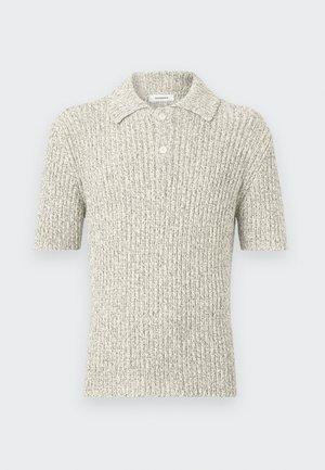 Γκρι πλεκτό πόλο με κοντά μανίκια, ραβδωτή υφή και δύο κουμπιά στη λαιμόκοψη.