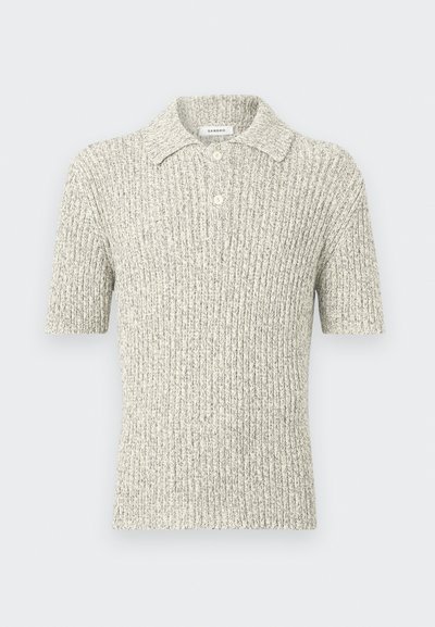 Γκρι πλεκτό πόλο με κοντά μανίκια, ραβδωτή υφή και δύο κουμπιά στη λαιμόκοψη.