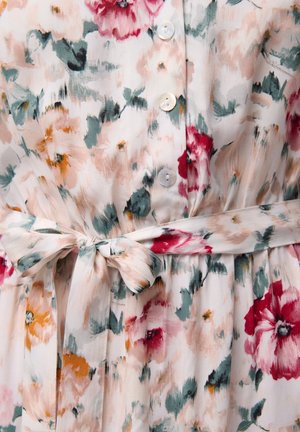 Abito floreale in tessuto leggero con base bianca, caratterizzato da fiori rosa e rossi, foglie verdi, bottoni e una cintura annodata in vita.