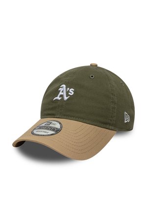 Baseballkappe mit olivgrüner Krone, beige Schirm, weißem "A's"-Logo auf der Vorderseite und verstellbarem Riemen mit New Era-Logo.