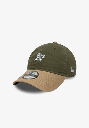 Casquette de baseball avec couronne vert olive, visière beige, logo "A's" blanc sur le devant, et sangle réglable avec la marque New Era.