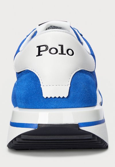 Sinise nahast sneaker, valge kontsaga ja musta tallaga. Omab "Polo" brändimist kontsal, kontrastseid tekstuure ja sujuvat disaini.