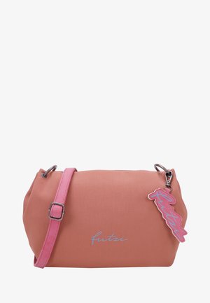 Borsa color pesca con una finitura in tessuto liscio, una tracolla rosa e dettagli in metallo argentato. Presenta un divertente portachiavi a forma di logo rosa.