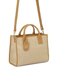 Szőtt szalma kézitáska barna bőr díszítéssel, dupla felső fogantyúval, levehető vállpánttal és dekoratív címkével. Téglalap alakú.