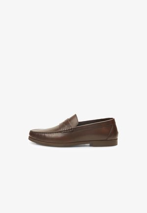 Loaferi din piele maro cu un finisaj lucios, detalii cusute pe partea superioară și o talpă din cauciuc cu profil scăzut. Design clasic fără închideri.