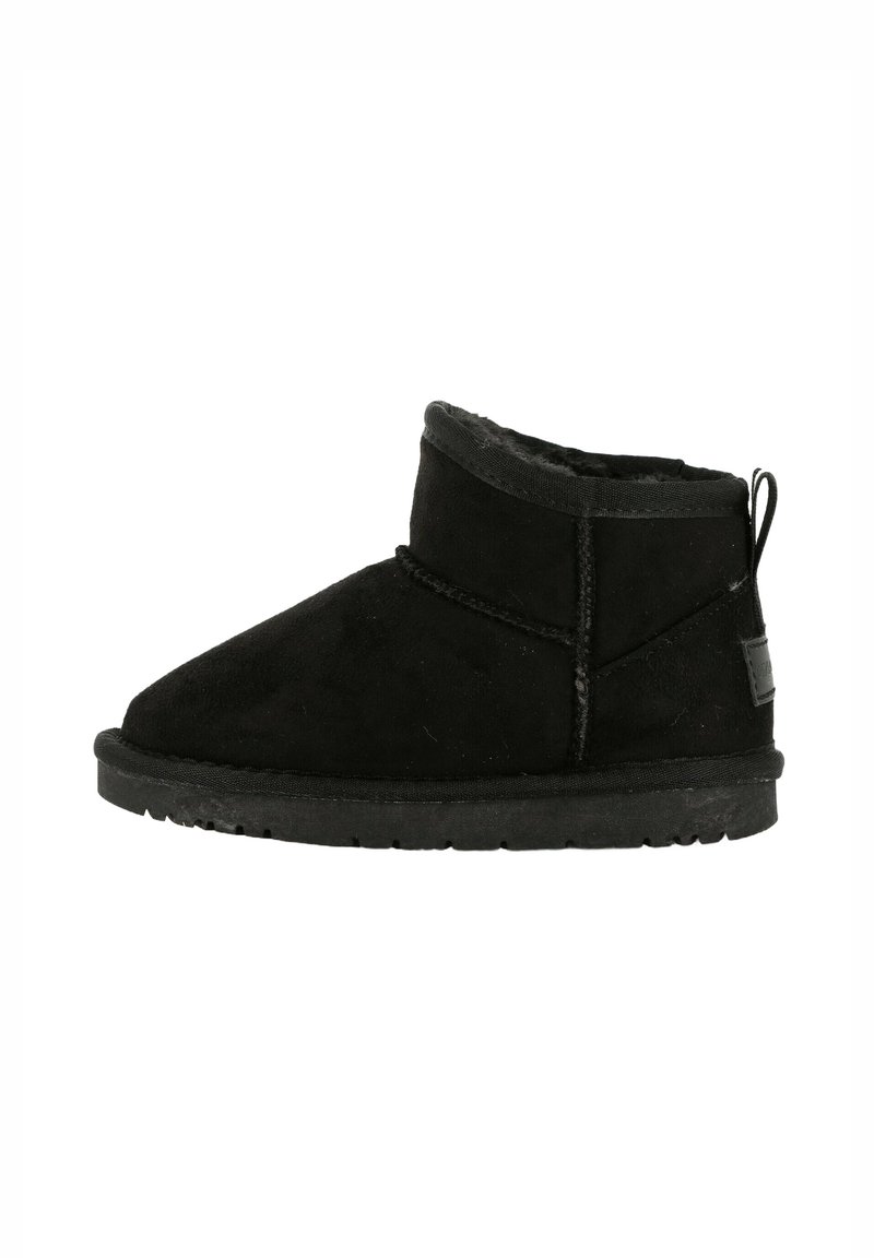 Stivali ankle in suede nero con punta arrotondata, gambale corto e suola piatta in gomma. Presentano un accento cucito e un tab di estrazione sul retro.