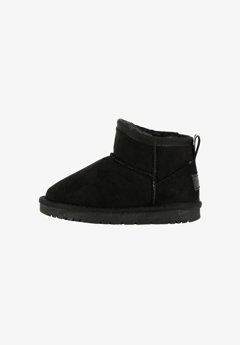 Stivali ankle in suede nero con punta arrotondata, gambale corto e suola piatta in gomma. Presentano un accento cucito e un tab di estrazione sul retro.