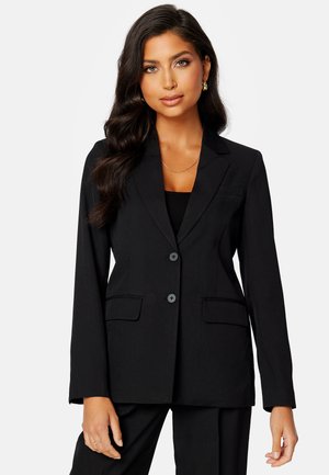Black blazer made of smooth fabric, featuring a notch lapel, two front pockets, and two button closures. Tailored fit with long sleeves.