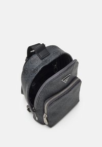 Svart och grå texturerad ryggsäck med en framficka med dragkedja, logodetalj, justerbar rem och släta detaljer i metall.