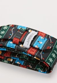 Färgglad jultema-bälte tillverkat av tyg, med mönster av snögubbar, snöflingor och julbelysning på en mörk bakgrund.