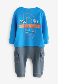 Camiseta de algodón azul de manga larga con gráfico naranja, combinada con pantalones de forro polar gris oscuro que tienen bolsillos laterales y puños acanalados.