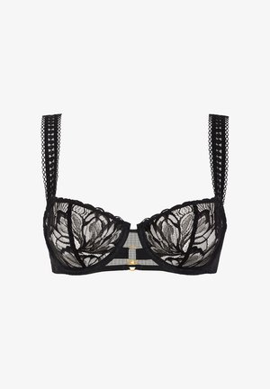 Soutien-gorge en dentelle noire avec motif floral, bonnets à armature et larges bretelles texturées. Présente des accents en métal doré et des panneaux en maille transparente.