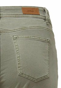 s.Oliver MID RISE - Jeans fuselé - salbeigrün