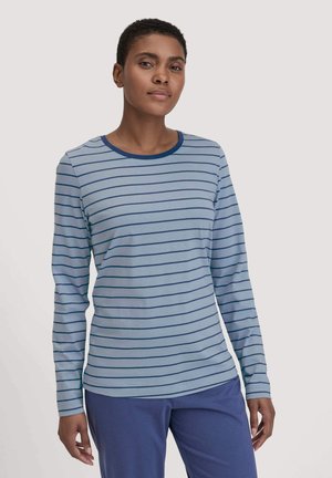 Blaues Langarmhemd mit horizontalen marineblauen Streifen, Rundhalsausschnitt und weichem Stoff. Kombiniert mit blauen Hosen, die eine entspannte Passform zeigen.