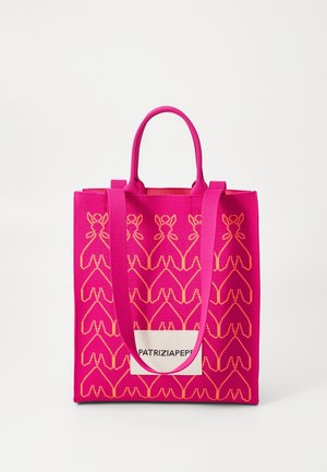 Felroze draagtas met oranje geometrisch patroon, dubbele handvatten en een wit label met de tekst "PATRIZIA PEPE" aan de voorkant.